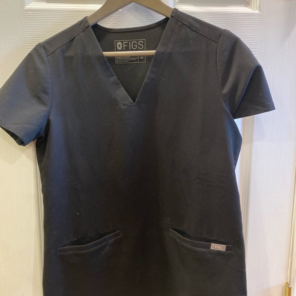 Black figs scrub top